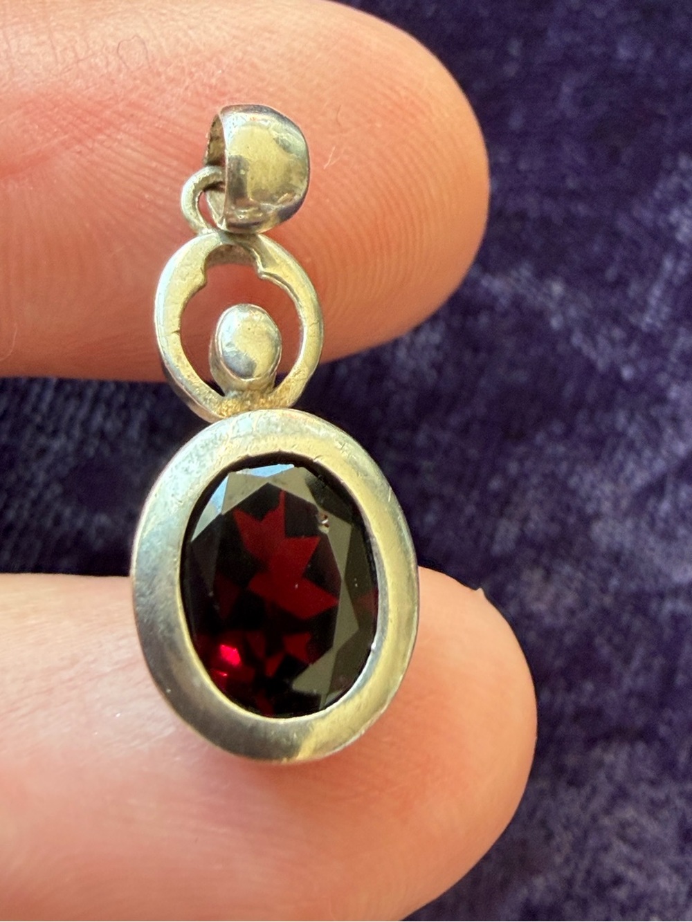 Vintage 925 sterling silver pendant with natural deep red garnet gemstone